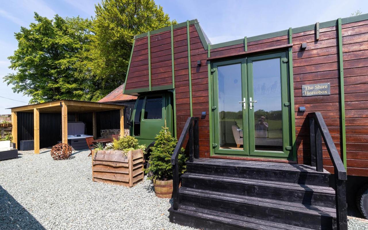 The Shire Luxury Converted Horse Lorry With Private Hot Tub Cyfie Farm Llanfyllin 外观 照片