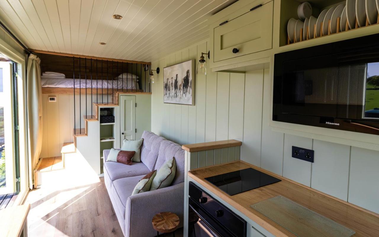 The Shire Luxury Converted Horse Lorry With Private Hot Tub Cyfie Farm Llanfyllin 外观 照片