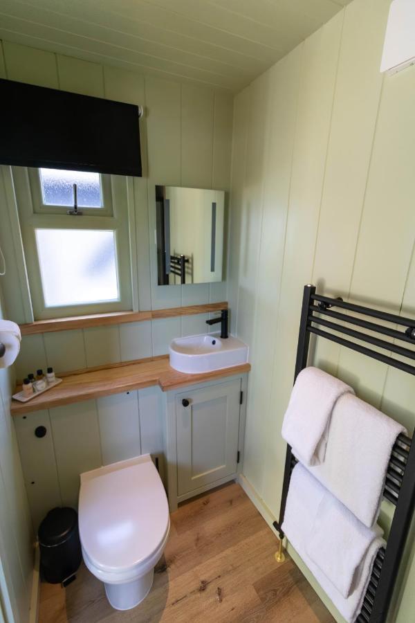 The Shire Luxury Converted Horse Lorry With Private Hot Tub Cyfie Farm Llanfyllin 外观 照片