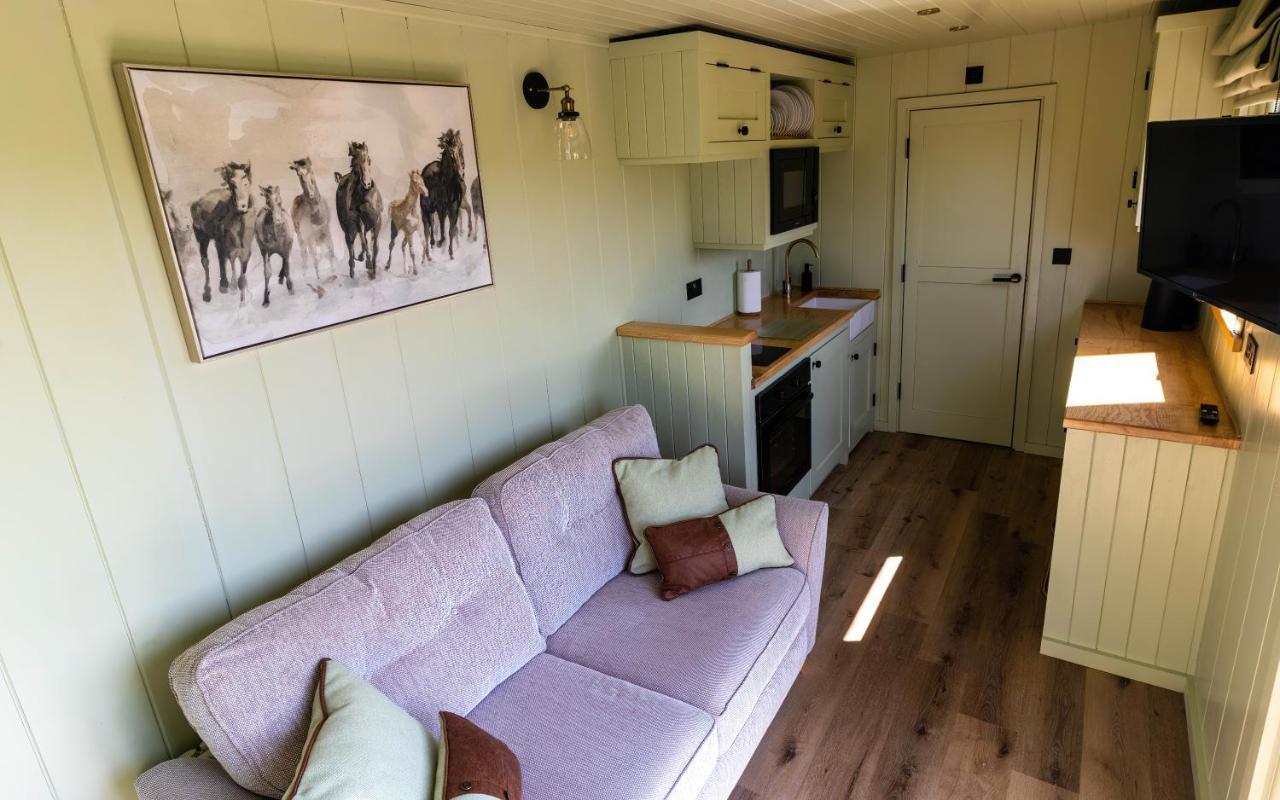 The Shire Luxury Converted Horse Lorry With Private Hot Tub Cyfie Farm Llanfyllin 外观 照片